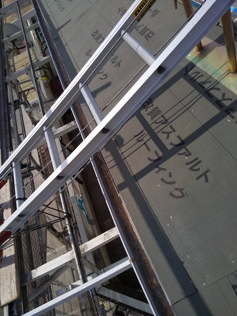 八尾市セメント瓦からスレート屋根への屋根葺き替え工事施工完了・新規屋根材を設置した後の状態
